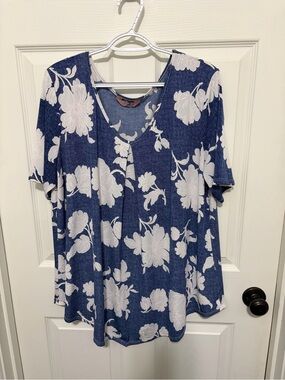 AMANA Denim Look Women’s Blue Floral Short Sleeve V-Neck Top